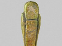 Aeg F 57 RS  Aeg F 57, Rückseite, Spätzeit, Uschebti, Grünliche Fayence, H 8,0 cm, B 2,4 cm, T 1,6 cm : Bestandskatalog Ägypten, Museumsfoto: Claus Cordes